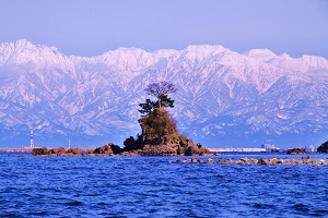 Tateyama mountains at Amaharashi coast