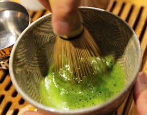 Making maccha by shaking with a bamboo tea whisk