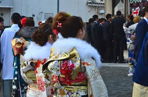 New adults of 20 years old are in front of a ceremony hall