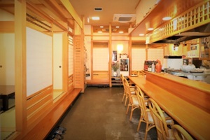 Counter seats and tatami rooms