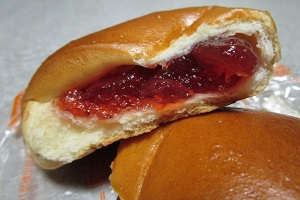 Jam-pan (Bread of strawberry jam)
