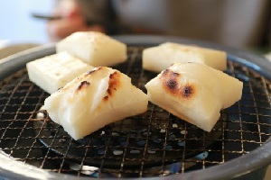 Broiling mochi