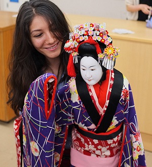 Japan Foundation student trying Bunraku puppet