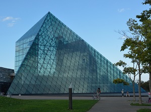 Glass Pyramid HIDAMARI