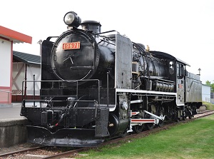 Preserved steam locomotive at Aikoku station