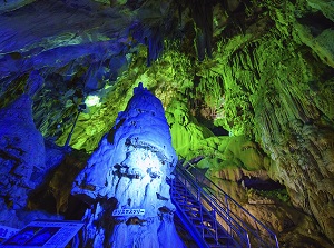 Big stalactites in Abukuma Cave