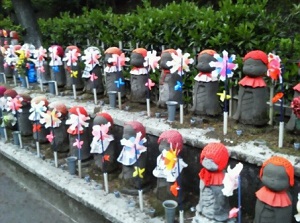 Many jizou statues in the precincts