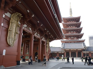 Big waraji on Hozomon and Five-story pagoda