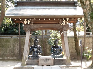 Two Kan-non statues in Shibamata Taishakuten