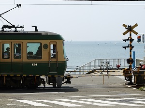 Enoden tram at Shichirigahama