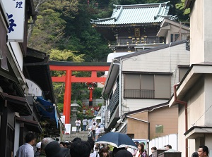 Street to Enoshima Shrine