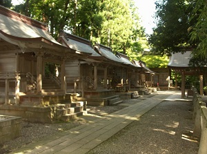 Small shrines in Yahiko Shrine