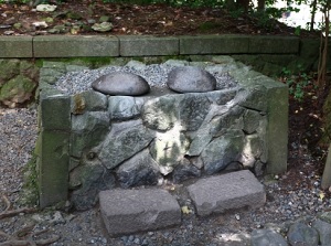 Hinotama-ishi in Yahiko Shrine