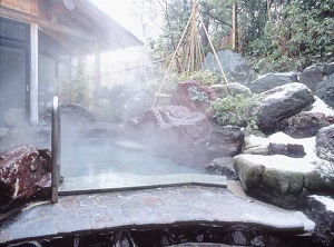 An outdoor bath in a hotel in Awara Onsen