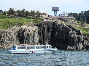 Pleasure boat and Tojinbo Tower
