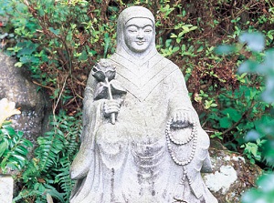 Statue of Yaobikuni having a camellia