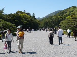 Wide approach along the garden in Naiku