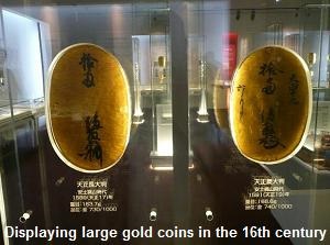 Displaying large gold coins in the 16th century