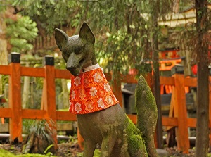 A statue of fox in Fushimi Inari Taisha