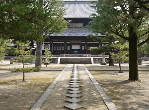 Approach to Daiouhouden in Manpukuji
