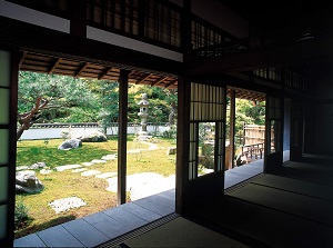 Japanese garden of Chofu Mori Residence in Chofu