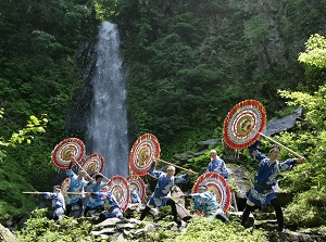 Umbrella Dance in front of Amedaki