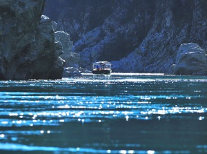 Pleasure boat in Oboke, Koboke gorges