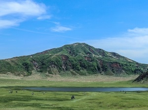 Nakadake of Mount Aso from Kusasenri
